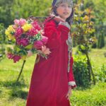 Niyati Fatnani Instagram - Phool le lo pls🌼🌺🌹🥀 Kashmir trip feels incomplete without a pic in a Kashmiri attire🤭 (Bachpan ki yaad aa gai, innocent days) . . . . #kashmiriattire #kashmir #beautiful #incredibleindia #nostalgia #niyati