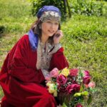 Niyati Fatnani Instagram - Phool le lo pls🌼🌺🌹🥀 Kashmir trip feels incomplete without a pic in a Kashmiri attire🤭 (Bachpan ki yaad aa gai, innocent days) . . . . #kashmiriattire #kashmir #beautiful #incredibleindia #nostalgia #niyati