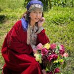 Niyati Fatnani Instagram - Phool le lo pls🌼🌺🌹🥀 Kashmir trip feels incomplete without a pic in a Kashmiri attire🤭 (Bachpan ki yaad aa gai, innocent days) . . . . #kashmiriattire #kashmir #beautiful #incredibleindia #nostalgia #niyati