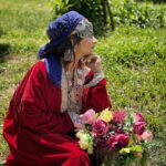 Niyati Fatnani Instagram - Phool le lo pls🌼🌺🌹🥀 Kashmir trip feels incomplete without a pic in a Kashmiri attire🤭 (Bachpan ki yaad aa gai, innocent days) . . . . #kashmiriattire #kashmir #beautiful #incredibleindia #nostalgia #niyati