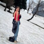 Niyati Fatnani Instagram - KASHMIR ♥️ . . . . #heavenly #kashmir #incredibleindia #dontwannaleave #niyatifatnani