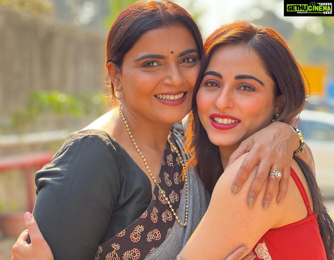 Niyati Fatnani Instagram - Behind strong Asmita, is a stronger, wiser, cuter Ma and Thamma❤️🥰😘 @jyotimukerji and Beena ma’am . . . #dearishqonhotstar #asmitaroy #family #atrongwomen #niyatifatnani