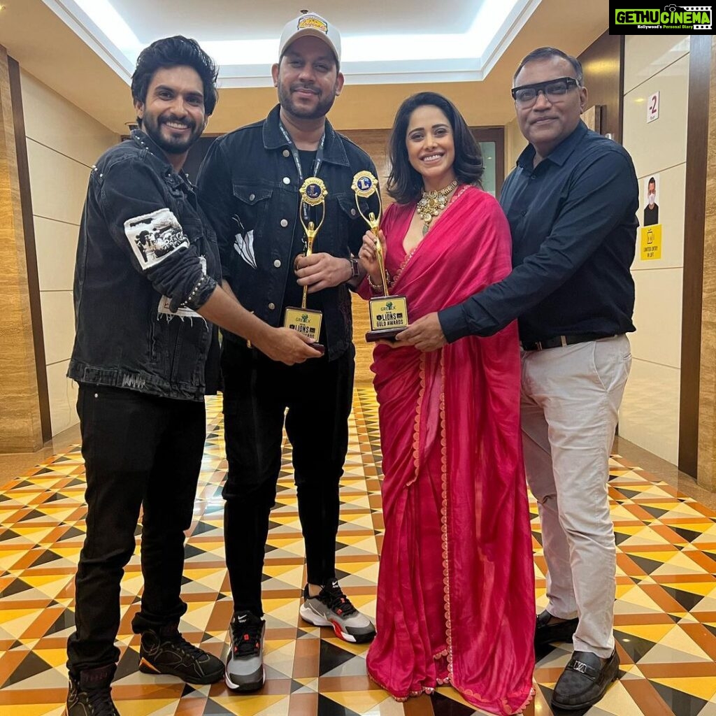 Nushrratt Bharuccha Instagram - Remarkable Performance for Janhit Mein Jaari!!! Thank you Lions awards! So happy to receive all this love n appreciation for this very special film! It’s the best feeling to have your team right there on stage with you to receive an award.. thank you @writerraj @anudsinghdhaka @vimal.lahoti for being there for me through thick and thin! @lionsclubs @lionrajuvm @picturenkraftofficial @nishantbhuse