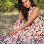 Nushrratt Bharuccha Instagram - Aimlessly walked around.. Sat.. Sun-bathed.. Pondered.. Relived.. Somethings made me smile.. Somethings made me quiet.. Some Calming.. Some Not.. Just my kind of Sunday.. A Mixed bag of Me! 📸 @shaylinayak 🤍