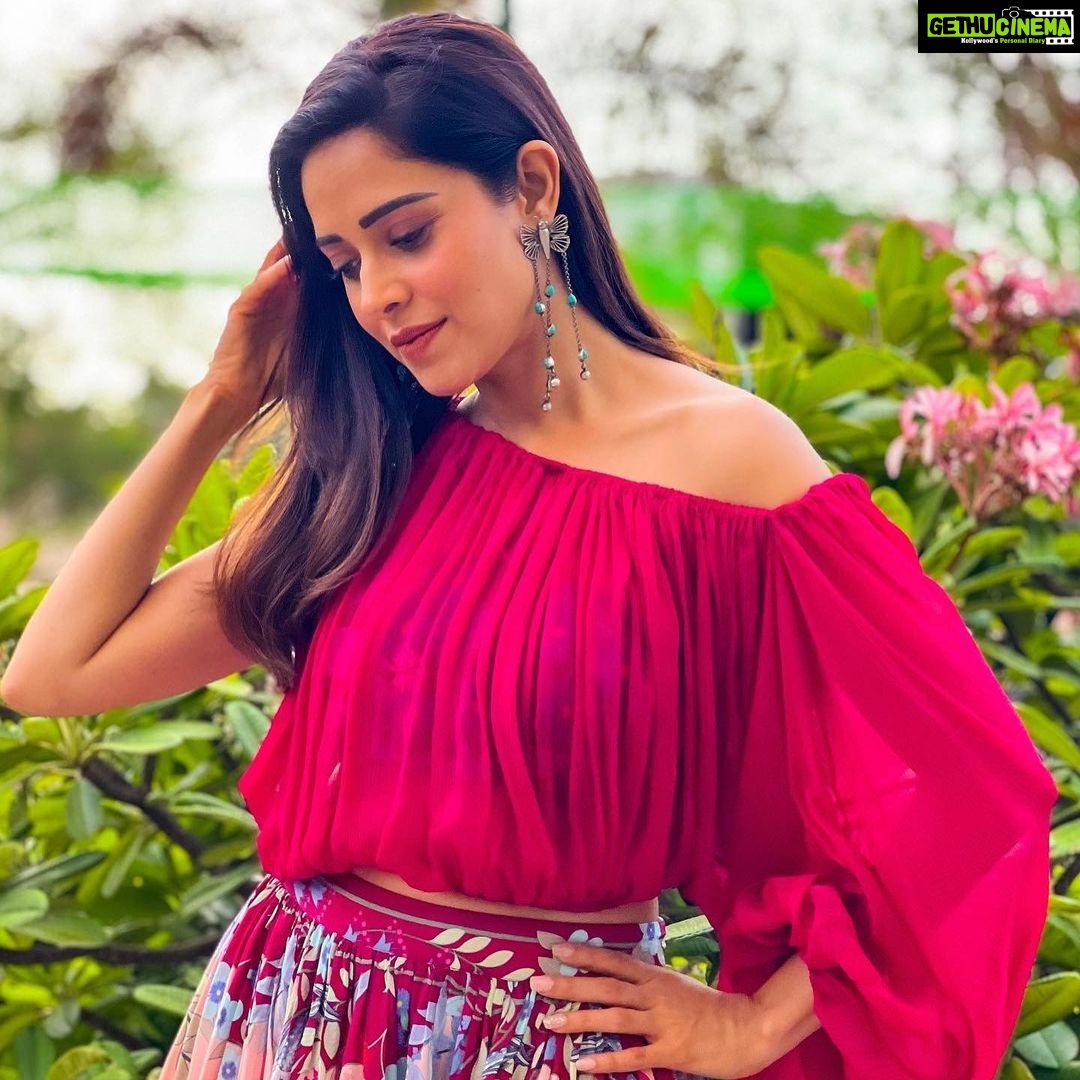 Nushrratt Bharuccha Instagram - 🌺