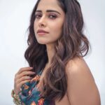 Nushrratt Bharuccha Instagram - 🎵Main aankhon se bataungi... Tum samajh jaana. Main halki si sharmaungi.. Tum mere ho jaana 🎶 Outfit @spicymustard_studio Jewelry @sachdeva.ritika Stylist @nidhijeswani Makeup @vardannayak Hair @ashwini_hairstylist Photographer @rishabhkphotography