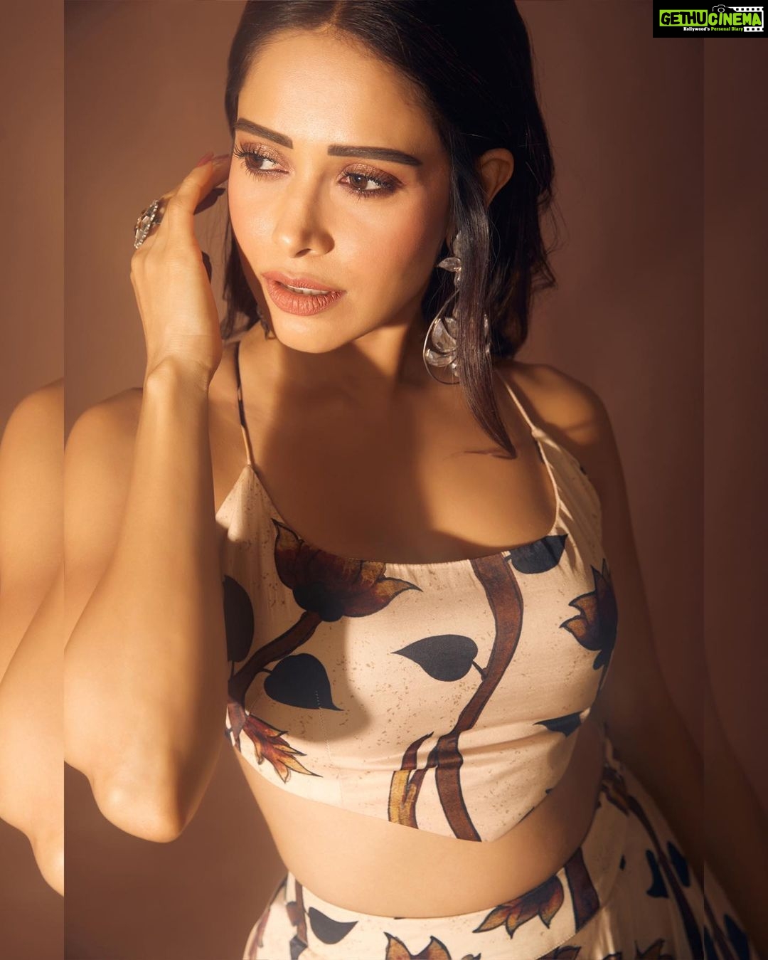 Nushrratt Bharuccha Instagram - Itti si khushi ✨ Itti si hansi ✨ Itta sa Tukdaa Chaand ka… ✨ Outfit @punitbalanaofficial Jewelry @amrapalijewels Stylist @nidhijeswani Makeup @vardannayak Hair @ashwini_hairstylist Photographer @nupuragarwal__