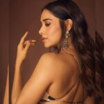 Nushrratt Bharuccha Instagram - Itti si khushi ✨ Itti si hansi ✨ Itta sa Tukdaa Chaand ka… ✨ Outfit @punitbalanaofficial Jewelry @amrapalijewels Stylist @nidhijeswani Makeup @vardannayak Hair @ashwini_hairstylist Photographer @nupuragarwal__
