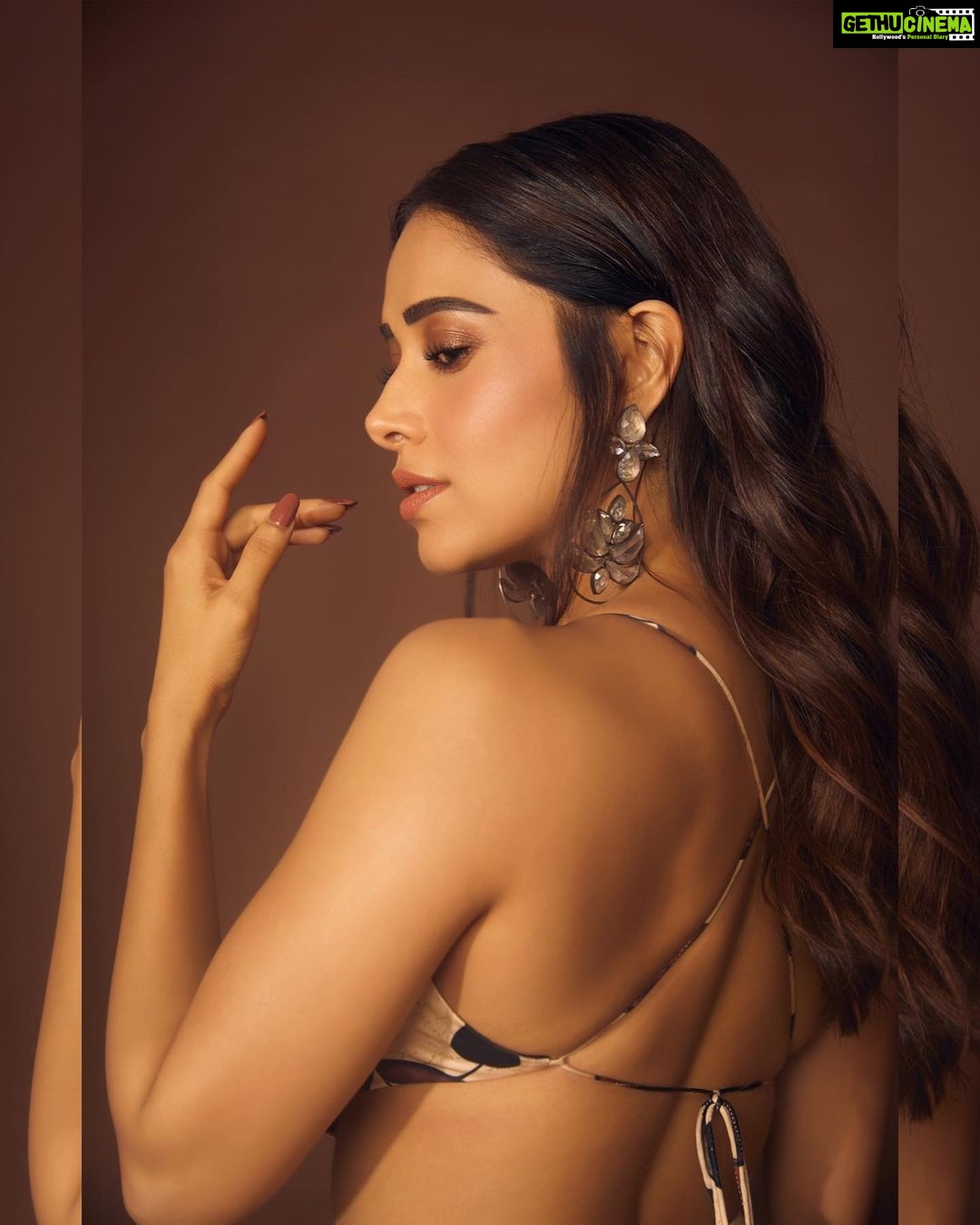 Nushrratt Bharuccha Instagram - Itti si khushi ✨ Itti si hansi ✨ Itta sa Tukdaa Chaand ka… ✨ Outfit @punitbalanaofficial Jewelry @amrapalijewels Stylist @nidhijeswani Makeup @vardannayak Hair @ashwini_hairstylist Photographer @nupuragarwal__