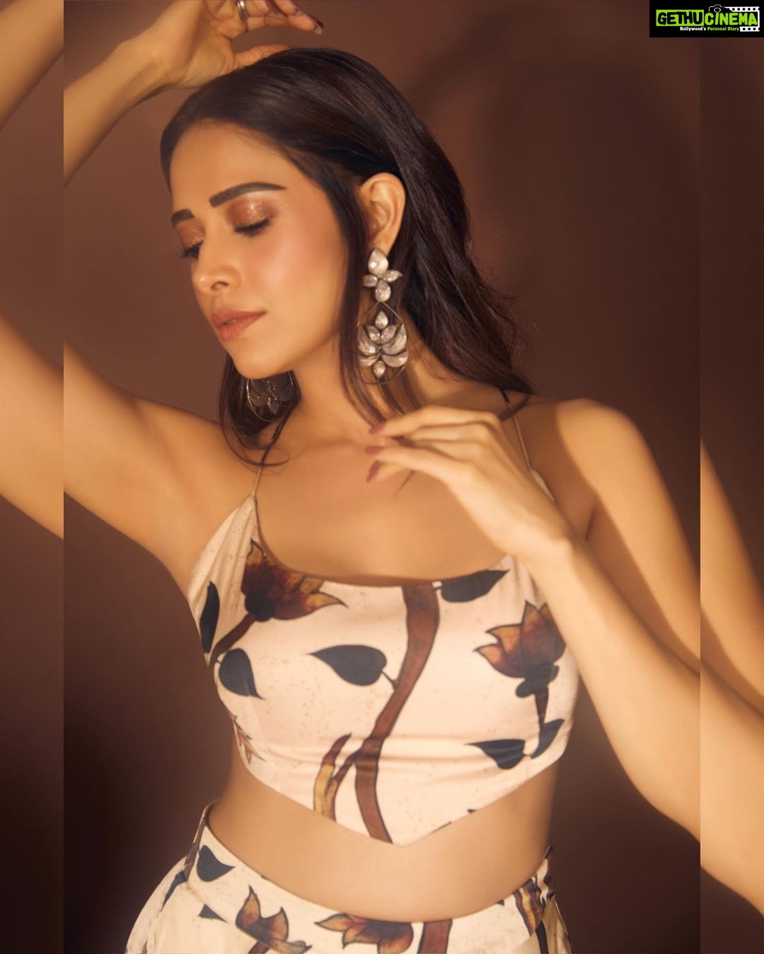 Nushrratt Bharuccha Instagram - Itti si khushi ✨ Itti si hansi ✨ Itta sa Tukdaa Chaand ka… ✨ Outfit @punitbalanaofficial Jewelry @amrapalijewels Stylist @nidhijeswani Makeup @vardannayak Hair @ashwini_hairstylist Photographer @nupuragarwal__