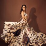 Nushrratt Bharuccha Instagram - Drama Drama Drama ✨💫⚡️ Outfit @punitbalanaofficial Jewelry @amrapalijewels @elsolstrategicconsultants Styled by @nidhijeswani Makeup @vardannayak Hair @ashwini_hairstylist Photographer @nupuragarwal__