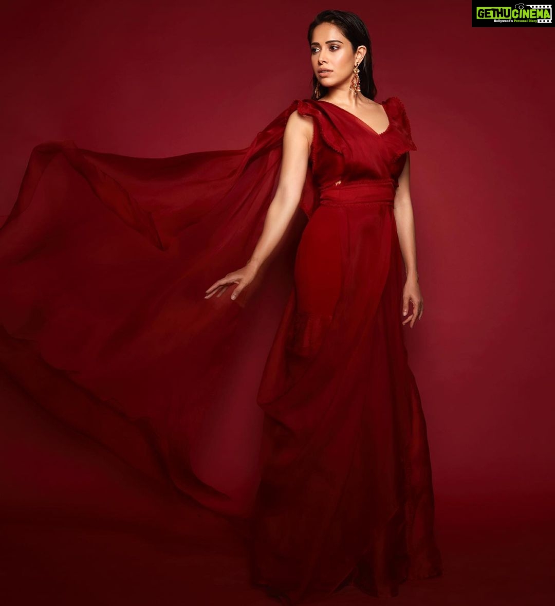 Nushrratt Bharuccha Instagram - The Usual Please 🍷 Outfit @ridhimabhasinofficial Earrings @amrapalijewels Stylist @nidhijeswani Makeup @tanvismarathe Hair @ashwini_hairstylist Photographer @shivamguptaphotography