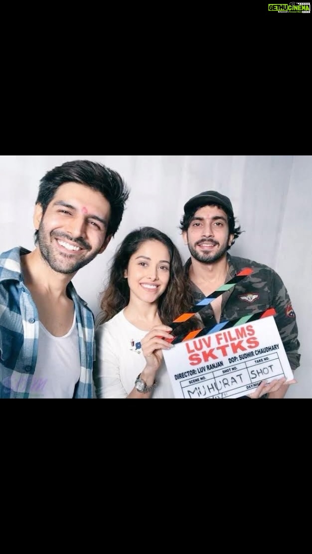 Nushrratt Bharuccha Instagram - 5 years to this Red Saree clad Villain who has received so much love! Cheers to #SonuKeTituKiSweety 🍻!! Cheers Sweety 🍻!!! @kartikaaryan @mesunnysingh @iamishitaraj @luv_films @tseriesfilms
