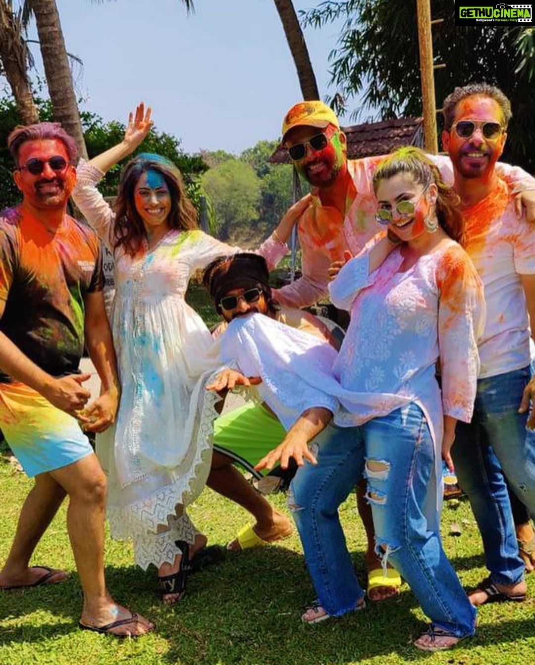 Nushrratt Bharuccha Instagram - Holi ho toh aisi ho! Nahi toh naa ho!! This mad bunch of friends who made it so special!! I love u guys!! @vijal2511 - You crazy, all heart human! Thank you for being who u are in my life! @abhishekpathakk - Yeh dostiiii hum nahi todengee!! @shivaleekaoberoi - oh my god girl!! How have we not met before and done this every weekend!! @ihansika - Ladkiii! Kahan se kaiseee yeh vibe ho gaayi! Too much fun! We have to do more of these! @rishmarochlani - I love u girl! Come on meet me now! @ching.sta @ankit_v_gupta @nishankdoshiii - My partners in all crimes ever!! 🥳