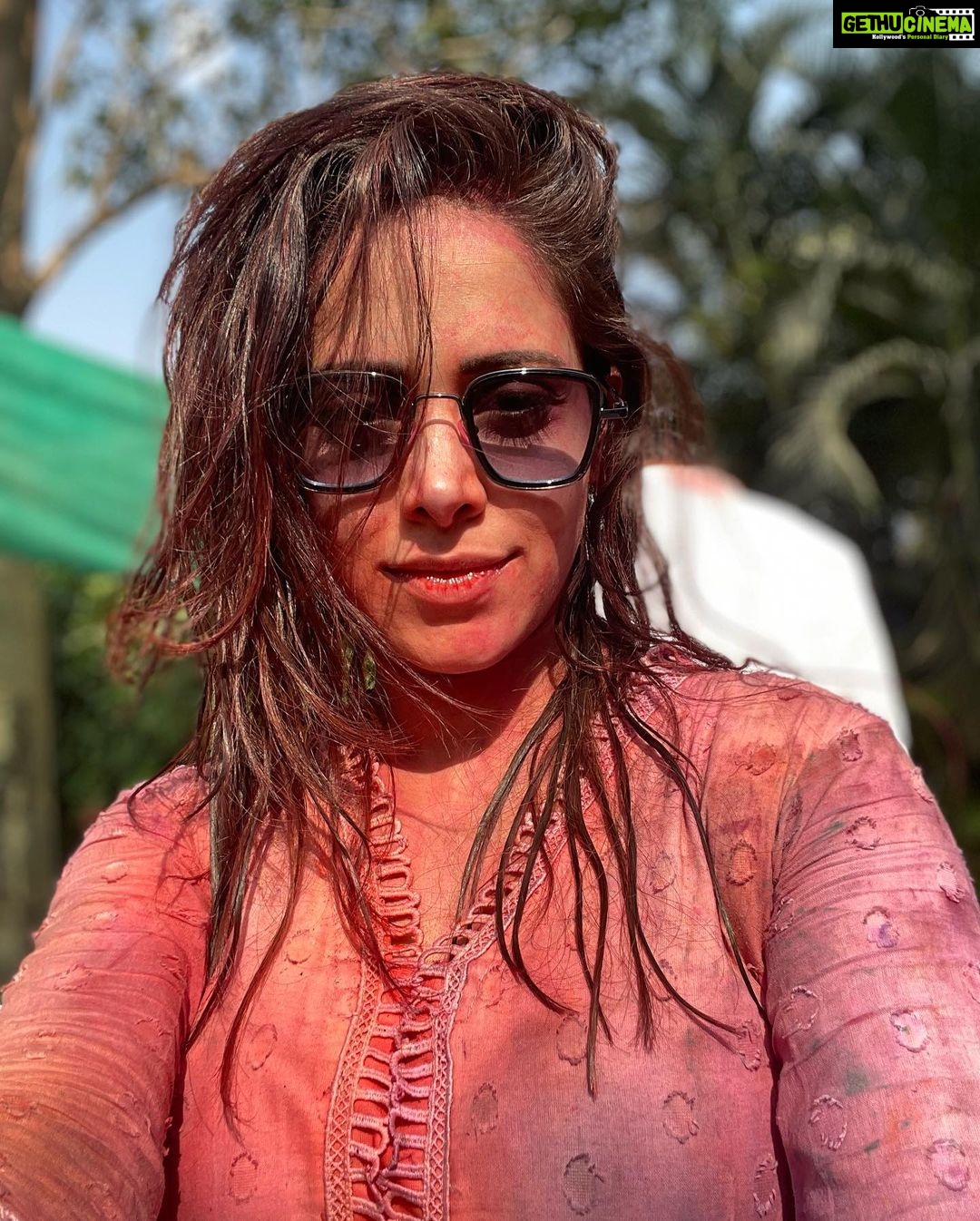 Nushrratt Bharuccha Instagram - Holi ho toh aisi ho! Nahi toh naa ho!! This mad bunch of friends who made it so special!! I love u guys!! @vijal2511 - You crazy, all heart human! Thank you for being who u are in my life! @abhishekpathakk - Yeh dostiiii hum nahi todengee!! @shivaleekaoberoi - oh my god girl!! How have we not met before and done this every weekend!! @ihansika - Ladkiii! Kahan se kaiseee yeh vibe ho gaayi! Too much fun! We have to do more of these! @rishmarochlani - I love u girl! Come on meet me now! @ching.sta @ankit_v_gupta @nishankdoshiii - My partners in all crimes ever!! 🥳