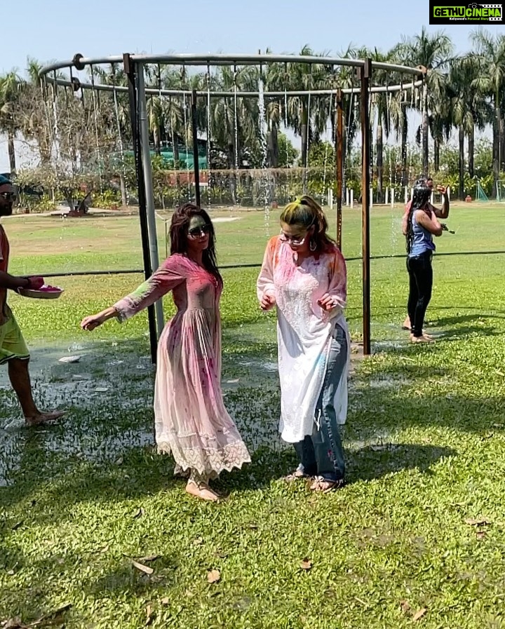 Nushrratt Bharuccha Instagram - Holi ho toh aisi ho! Nahi toh naa ho!! This mad bunch of friends who made it so special!! I love u guys!! @vijal2511 - You crazy, all heart human! Thank you for being who u are in my life! @abhishekpathakk - Yeh dostiiii hum nahi todengee!! @shivaleekaoberoi - oh my god girl!! How have we not met before and done this every weekend!! @ihansika - Ladkiii! Kahan se kaiseee yeh vibe ho gaayi! Too much fun! We have to do more of these! @rishmarochlani - I love u girl! Come on meet me now! @ching.sta @ankit_v_gupta @nishankdoshiii - My partners in all crimes ever!! 🥳
