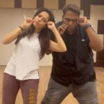 Nushrratt Bharuccha Instagram - #MaarKhayegaaEvilDance with the man himself @ganeshacharyaa #BachchhanPaandey @akshaykumar sir.. bringing out my Evil Side for you! 😈 @farhadsamji @kritisanon @jacquelinef143 @arshad_warsi @wardakhannadiadwala