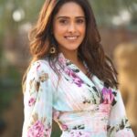 Nushrratt Bharuccha Instagram - I am an Old School, die hard romantic! Pehli nazar walla pyaar… Mar-mit jaane walla pyaar.. Janmon saath nibhaane walla pyaar.. Sing songs.. write love letters.. do it all! I love being in Love! Hope u do to! Happy Valentines Day y’all !!! Dress @theiaso_official Earrings @azotiique Stylist @nidhijeswani Makeup @tanvismarathe Hair @ashwini_hairstylist Photos @jayantpednekar