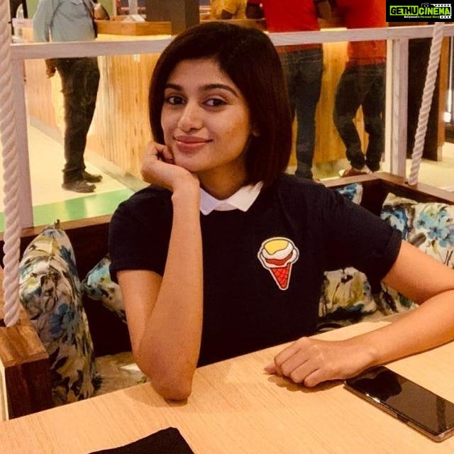 Oviya Instagram - Baby steps in insta !!! #first official pic 💃🏻