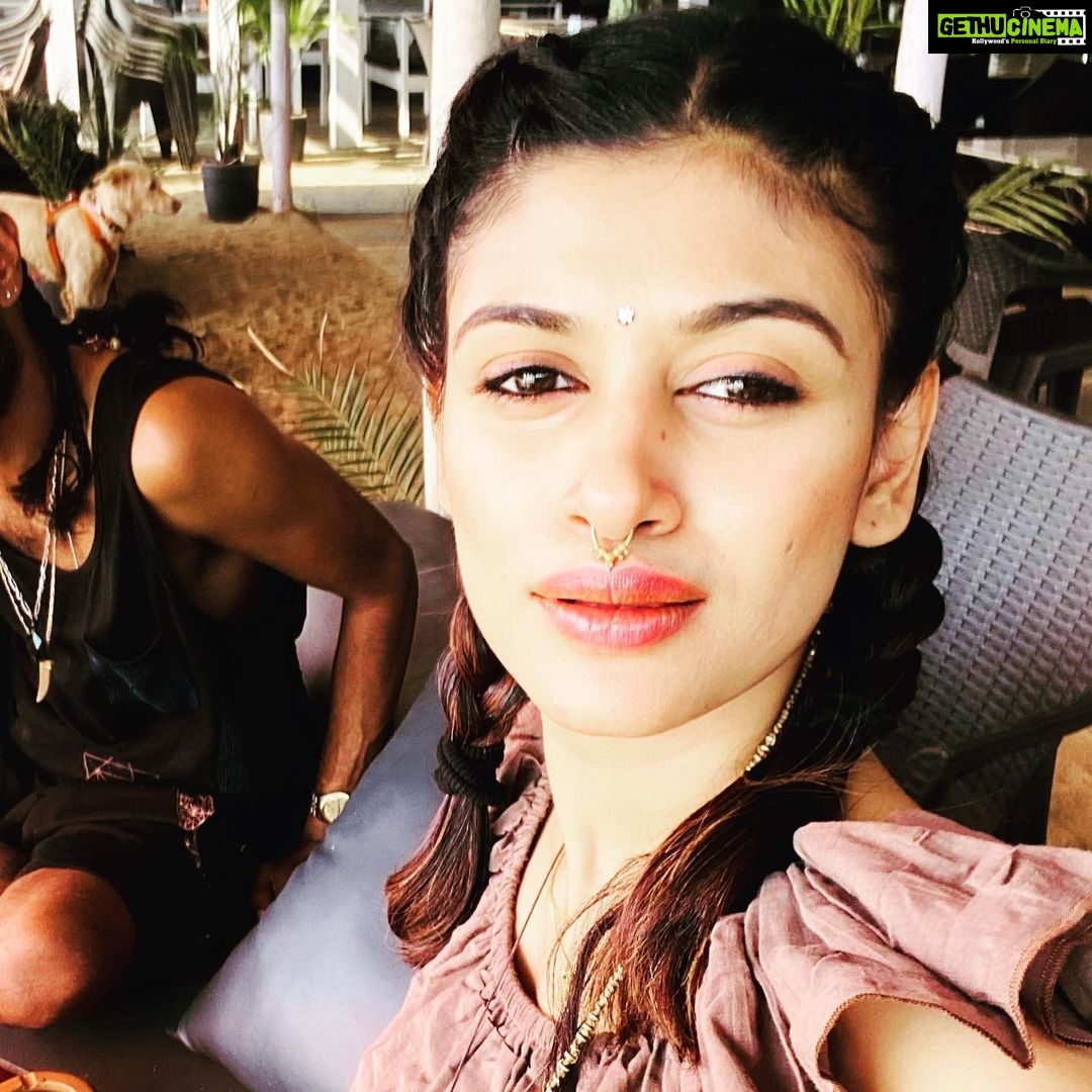 Oviya - 31K Likes - Happy Sunday 😀 #weekendvibes✌️