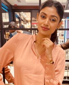 Oviya Instagram - Make up by @yogijhansi  thank you Yogi for this quick and beautiful make up job!