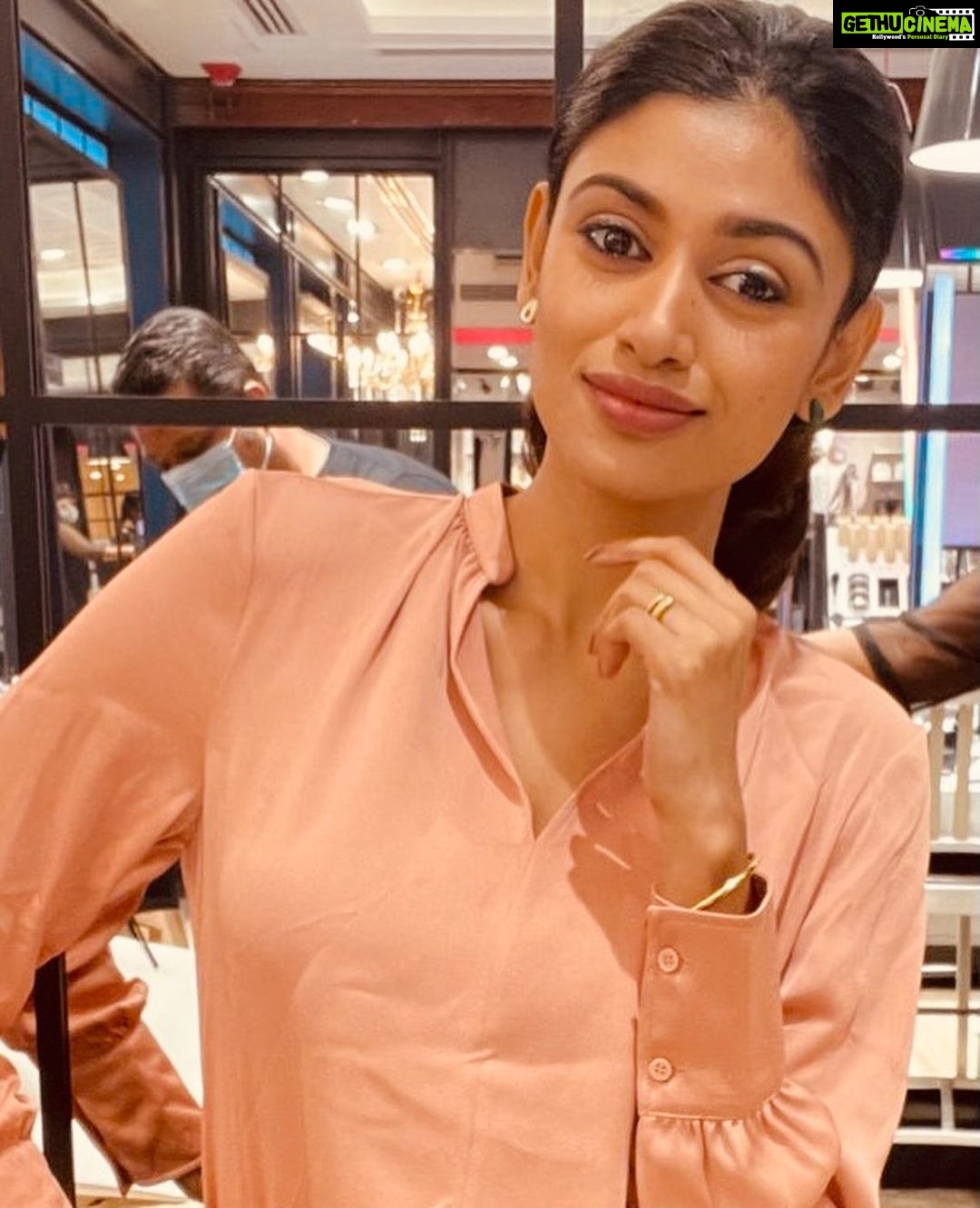 Oviya - 38.6K Likes - Make up by @yogijhansi thank you Yogi for this quick and beautiful make up job!
