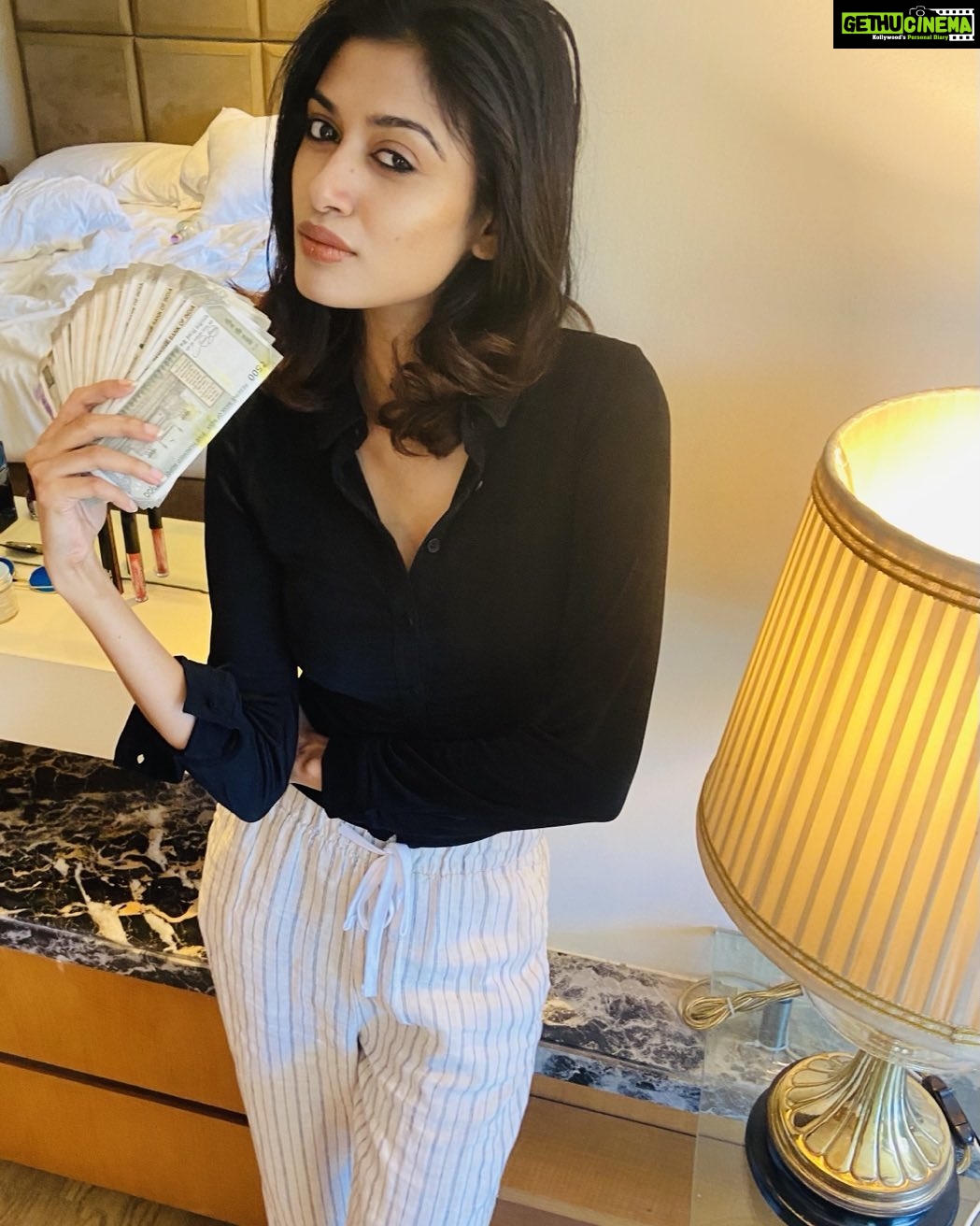 Oviya Instagram - It’s just paper.. until you give it a purpose …