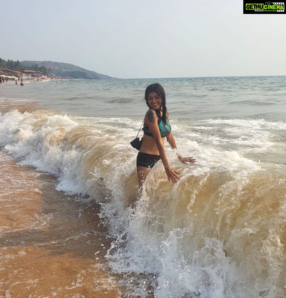 Oviya Instagram - Throw ur worries into the sea..