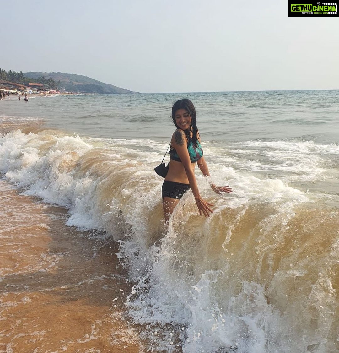 Oviya - 54.3K Likes - Throw ur worries into the sea..