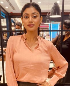 Oviya Instagram - Make up by @yogijhansi  thank you Yogi for this quick and beautiful make up job!