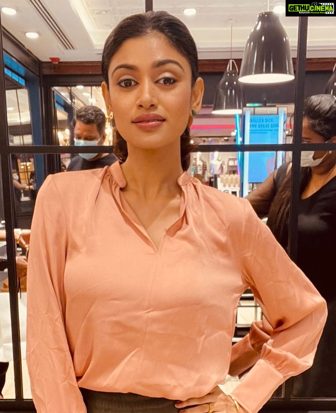Oviya - 38.6K Likes - Make up by @yogijhansi thank you Yogi for this quick and beautiful make up job!