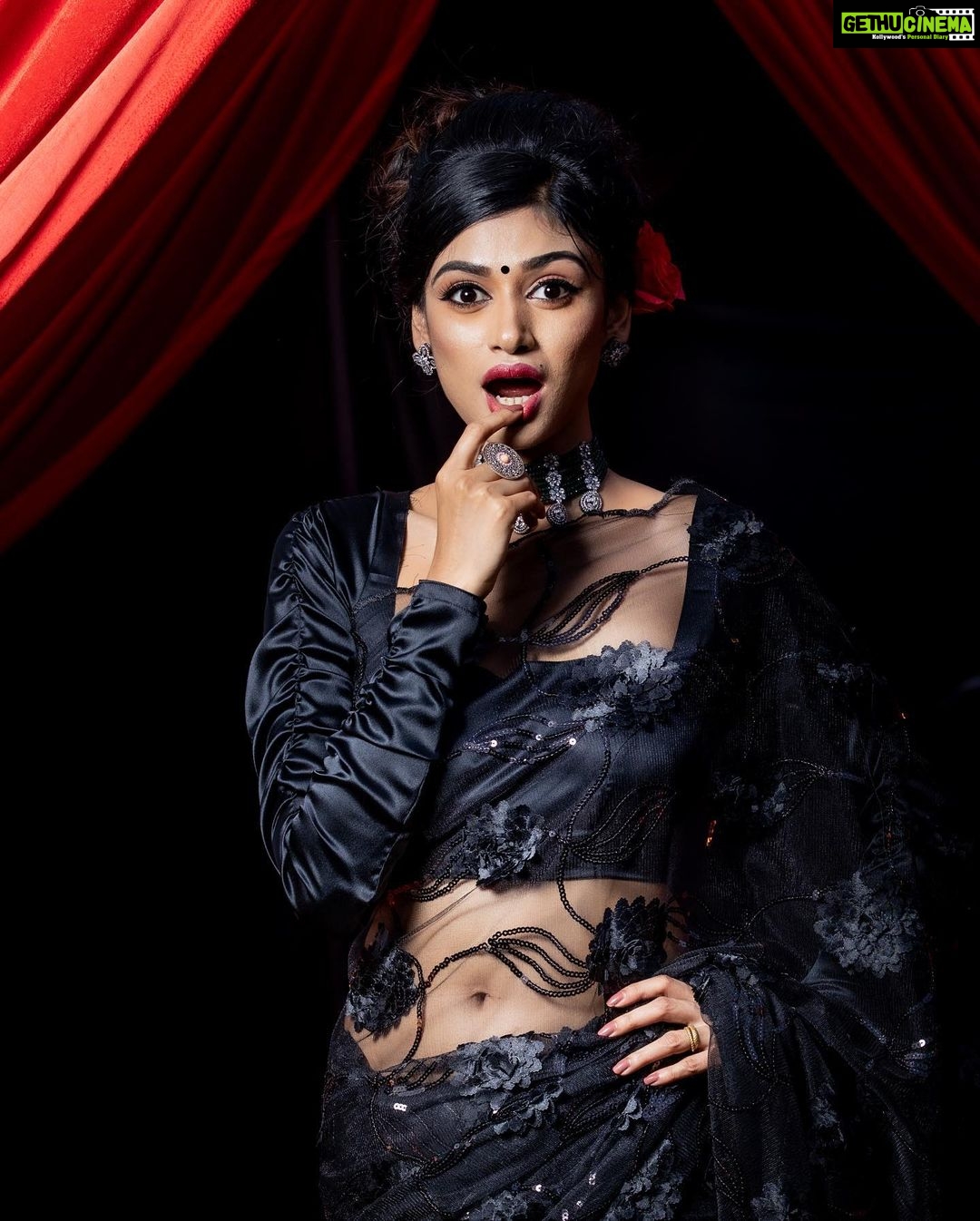 Oviya Instagram - Hair and make up: @murugeshmakeup_hair | Costume: @ki.ruban.ra.j.s @meeyaz_designs | jewellery: @chennai_jazz | Saree Drape: @farhaa_makeupartist | Location: @elementsoneastcoast | Photography: @avimalphotography Elements on East Coast