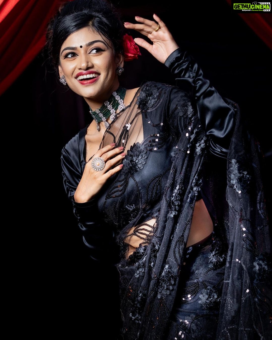 Oviya Instagram - Hair and make up: @murugeshmakeup_hair | Costume: @ki.ruban.ra.j.s @meeyaz_designs | jewellery: @chennai_jazz | Saree Drape: @farhaa_makeupartist | Location: @elementsoneastcoast | Photography: @avimalphotography Elements on East Coast