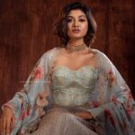 Oviya Instagram - ❤ Royalty has a Magic all it's own ❤ Actress @happyovi Organizer @hesper_cinemas @makeupwithhappiness Makeup Artist |@lakshmiajay_makeupartistry Haristylist @mani_haristylist DOP @ajay_shadowsphotography / @shadowsphotography . . Outfit and Styling @studio149 Jewelry @aaranyarentaljewellery