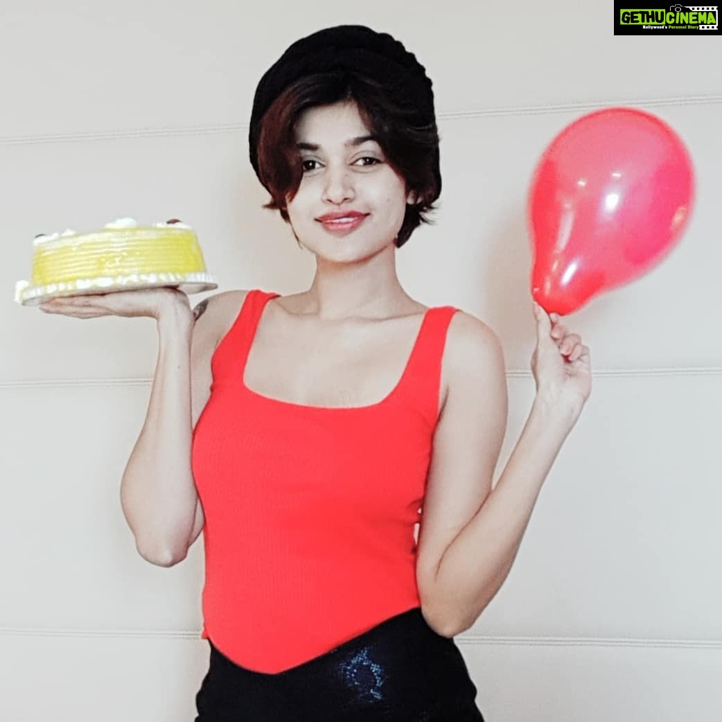 Oviya Instagram - Baby steps in insta !!! #first official pic 💃🏻