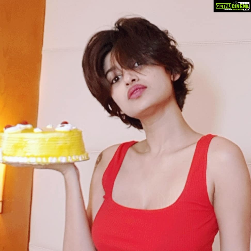 Oviya Instagram - Baby steps in insta !!! #first official pic 💃🏻