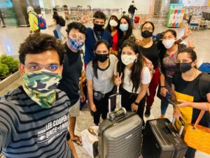 Pallavi Gowda Instagram - Back to Bengaluru 😉 
Pic togobeku anta mask remove madidvi next pic nodi mask 😷 ide😄