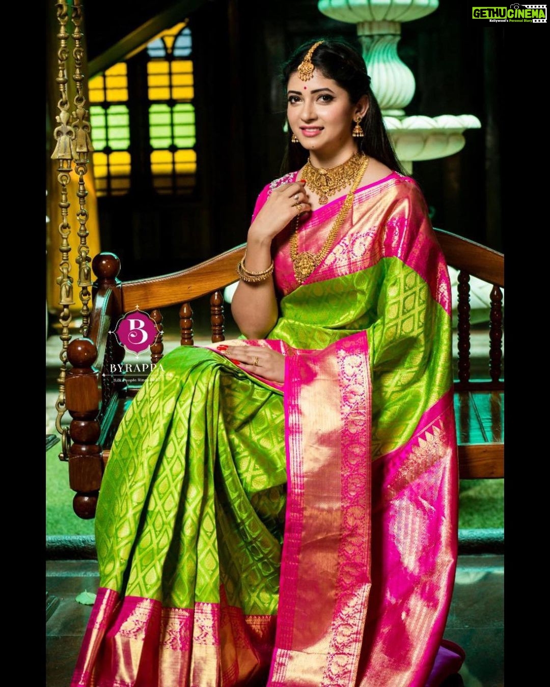 Pallavi Gowda Instagram - Neeve ondu caption kodrappa😋 #ByrappaSilk P.C. : @pkstudiophotography Jewellery : @dnjewelleryhouse Saree : @byrappasilk