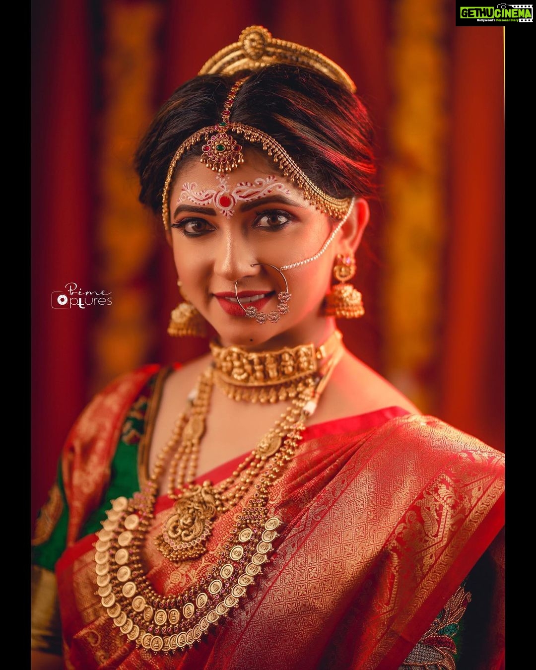 Pallavi Gowda Instagram - MUA : @makeoverwith_bhavyanaik Hairstyle & saree : @fairytales_beauty_lounge Jewellery : @waymore.priyanka Outfit by :@vasthragruhabyvidyaraju P.C. : @prime_captures_