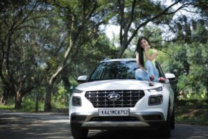Pallavi Gowda Instagram - People get an adrenaline rush when they do something exciting. It varies from person to person. I had it today when I drove the Venue iMT. It has sporty exterior looks, stylish interiors, loads of space, and more importantly, it is a connected car. While I was driving this car I was #Leftfree.

This festive season rush to your nearest Hyundai dealer and join the #Leftfree revolution.

#HyundaiIndia, #HyundaiVenue. 
@HyundaiIndia @BlueHyundai.