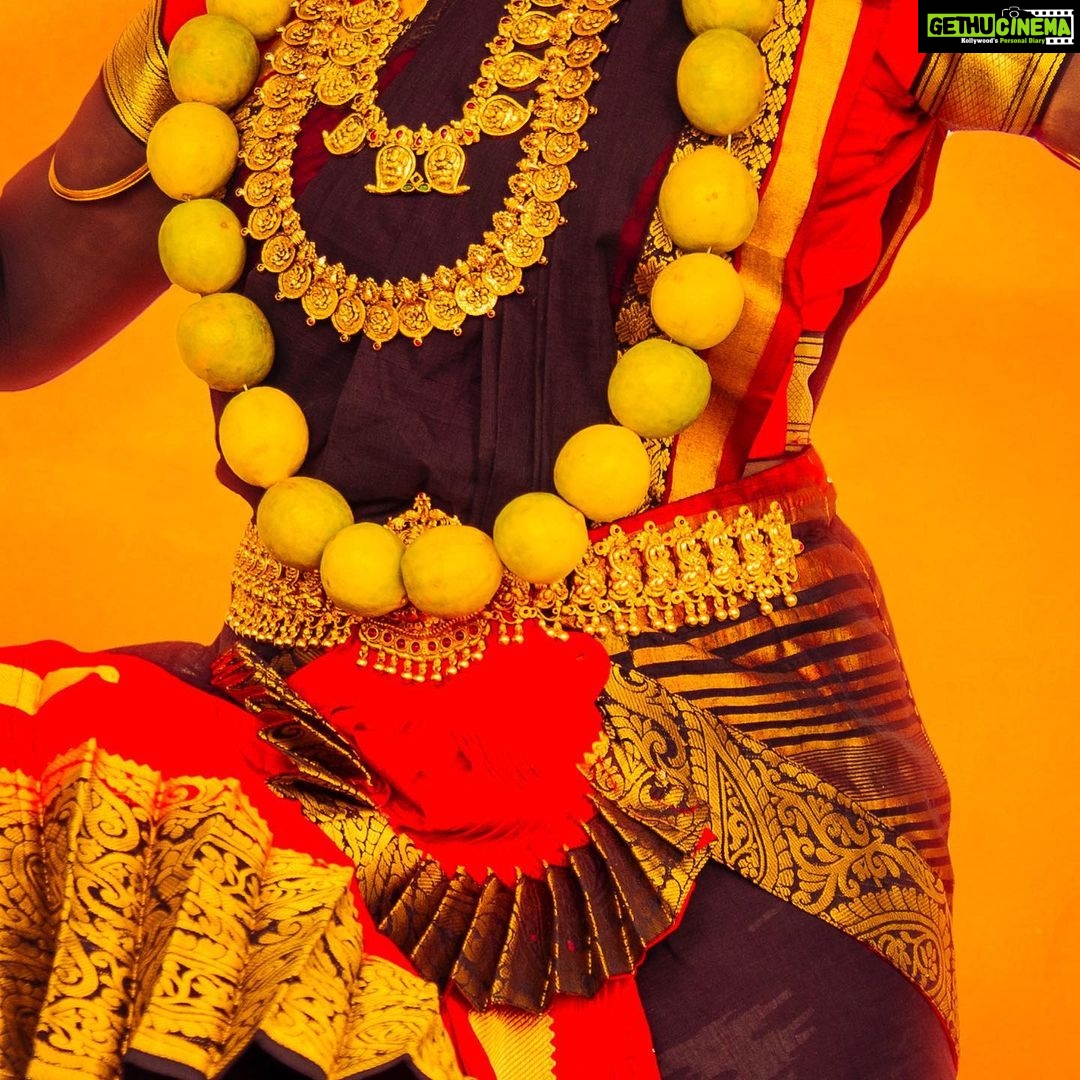 Pallavi Gowda Instagram - MAHA KALI MUA : @bestchoicemakeupstudio P.C. : @samystudioworks Concept : @bestchoicemakeupstudio Jewellery : @lotus_silver_jewellery Outfit : @classiccurvedesigns Place : @bestchoicemakeupstudio