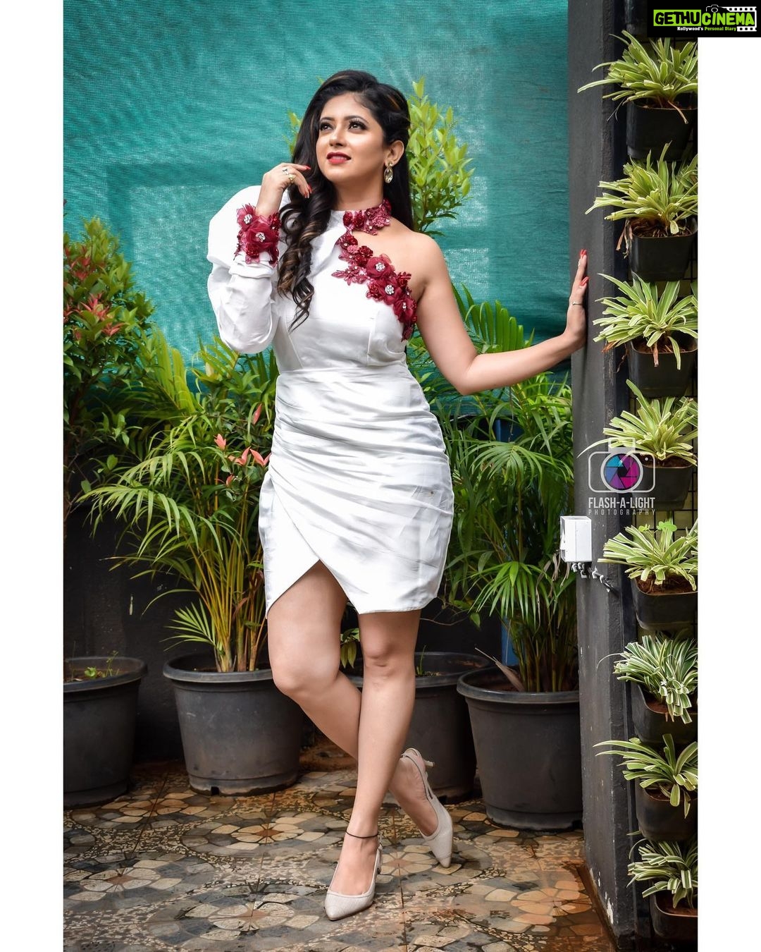 Pallavi Gowda Instagram - FASHION is ART & YOU ARE THE CANVAS 🥰 MUA @nishismakeover Outfit @divya_bhaskar_hegde P.C. @flashalight The Dome Cafe