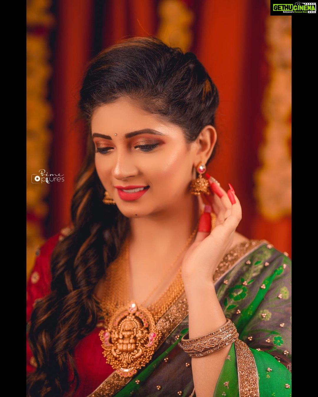 Pallavi Gowda Instagram - ನವರಾತ್ರಿಯಲ್ಲಿ ನವರೂಪದ ದೈವಗಳನ್ನು ಆರಾಧಿಸುವ, ನವಚೈತನ್ಯದ ಹಬ್ಬವನ್ನು ಆಚರಿಸುವ ಸರ್ವರಿಗೂ ನವರಾತ್ರಿ ಶುಭಾಶಯಗಳು Goddesss Shailputri Goddesss Shailputri is worshipped on the first day of the Navratri #HappyDasara #Navaratri MUA : @makeoverwith_bhavyanaik Hair by : @fairytales_beauty_lounge P.C. : @prime_captures_ Costume : @shalinigowda07 Jewellery : @waymore.priyanka