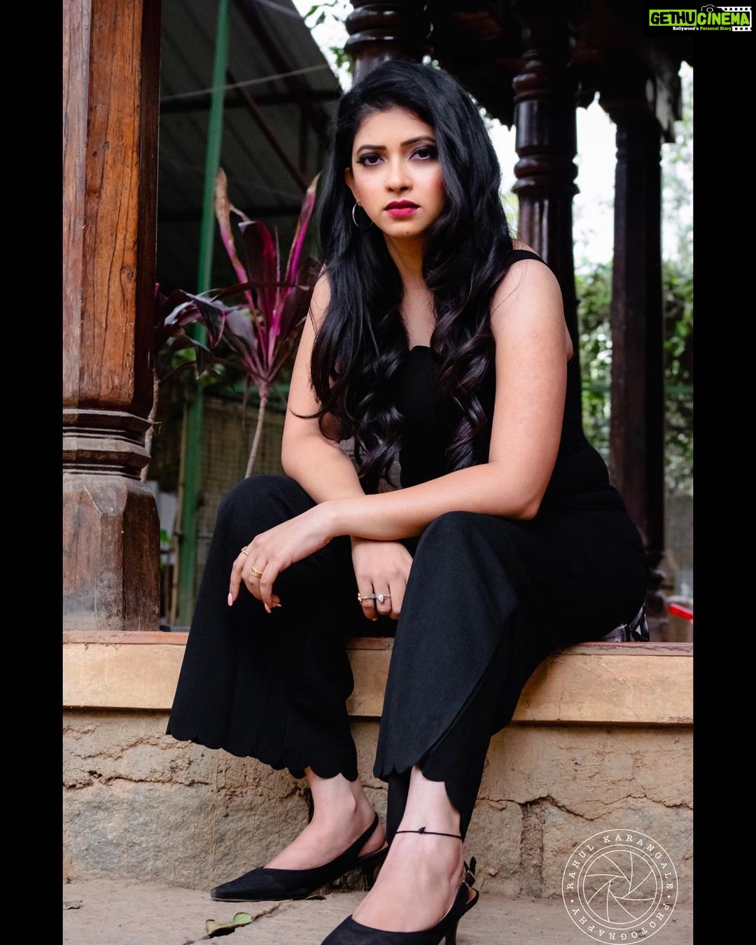 Pallavi Gowda Instagram - If there’s one thing I’m WILLING TO BET ON, ITS MYSELF😉 #Photoshoot #GirlBoss #Black #Myself P.C. @rahul_karaangale MUA @jaya.makeup_artist
