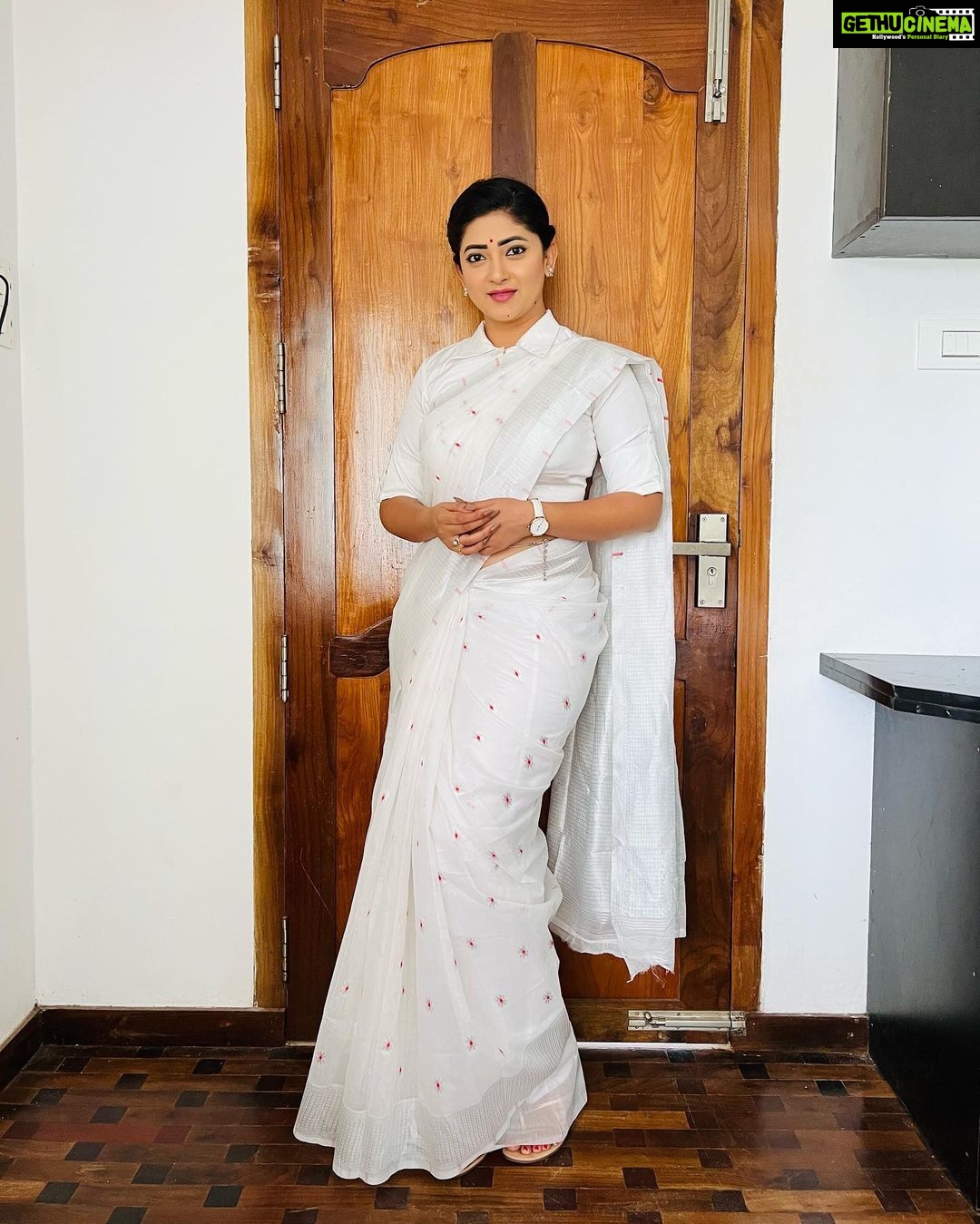 Pallavi Gowda Instagram - 🤍 Thank you @diya_collections___ for this beautiful saree☺️ #Saree #Traditional #6YardsOfElegance #White #Trending