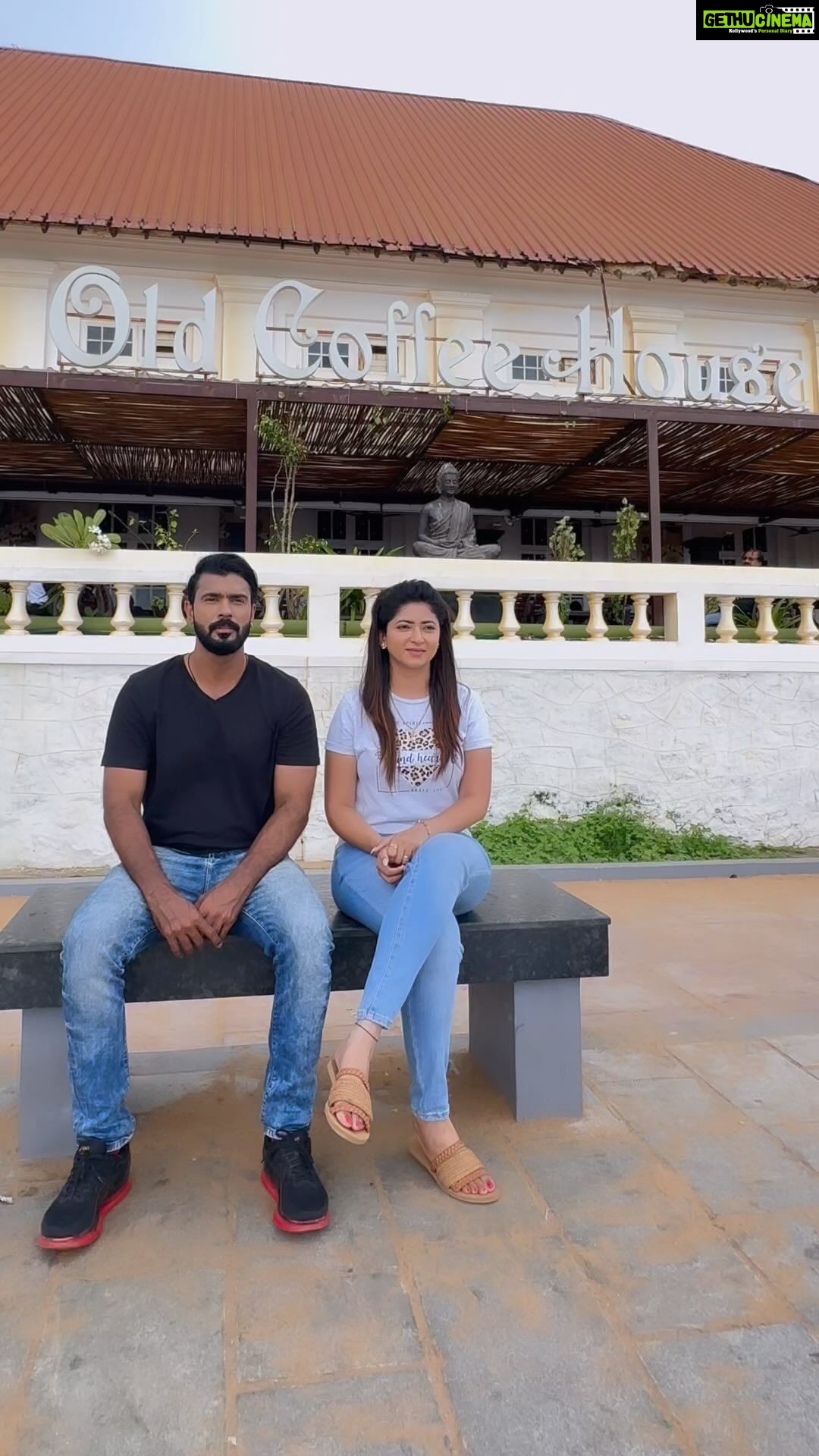 Pallavi Gowda Instagram - Meera And Ram😋 #SitaRamam #SuryaTv #TrendingReels #MeeraRam #OldCoffeeHouse Old Coffee House