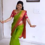 Pallavi Gowda Instagram - This is how I feel when I wear my mom’s saree😍 Love you amma @lakshmi_official_31 😘 #Saree #TrendingReels #Tamil #DippamDappam #KaathuvaakulaRenduKaadhal #Anirudh #Samantha #Nayanthara #VijaySethupathi
