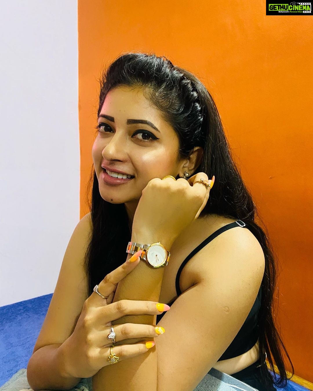 Pallavi Gowda Instagram - Doing weekends right with @danielwellington's Black Friday sale🤩😍💥 #danielwellington's Black Friday Sale is now live, get up to 50% discount on many styles, plus use my code PALLAVIXDW to get an additional 15% discount! Hurry offer valid till stocks last! #danielwellington #collaboration