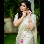 Pallavi Gowda Instagram – Nothing makes an Indian girl look as beautiful as a saree does🥰
BYRAPPA SILK
MUA : @prashanthmakeover 
P.C : @pkstudiophotography 
Jewellery : @dnjewelleryhouse 
#Saree #ByrappaSilk