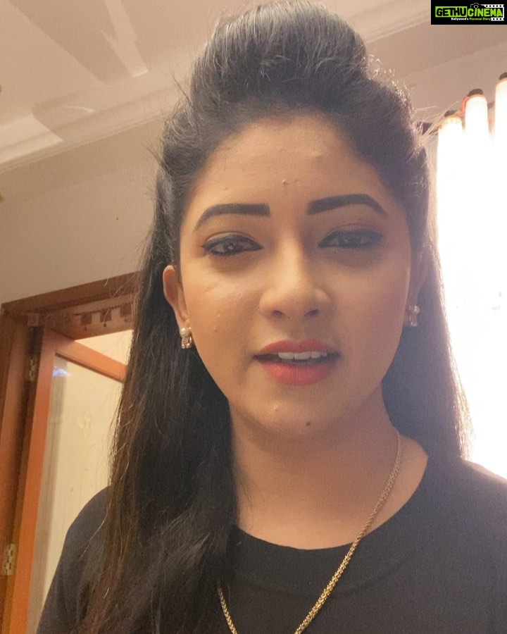 Pallavi Gowda Instagram - V were literally laughing while doing this shot😂😂 @sruthi.singampalli @geminitv #Chadarangam #Nagambika #Katyayani #FunAtWork Hyderabad